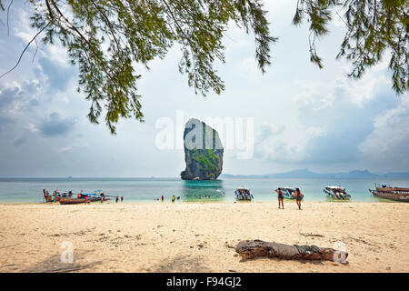 Plage sur l'île de Poda (Koh Poda). La province de Krabi, Thaïlande. Banque D'Images