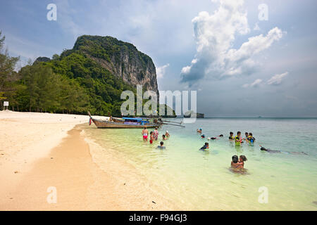 Les touristes de se baigner dans la mer d'Andaman à l'bech sur Poda Island (Koh Poda). La province de Krabi, Thaïlande. Banque D'Images