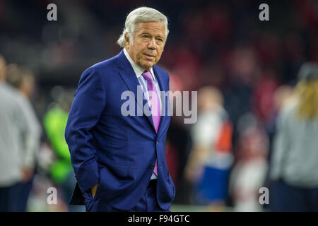 Houston, Texas, USA. 13 Décembre, 2015. New England Patriots propriétaire Robert Kraft promenades sur le terrain avant un match de la NFL entre les Houston Texans et les New England Patriots à NRG Stadium à Houston, TX le 13 décembre, 2015. Credit : Trask Smith/ZUMA/Alamy Fil Live News Banque D'Images