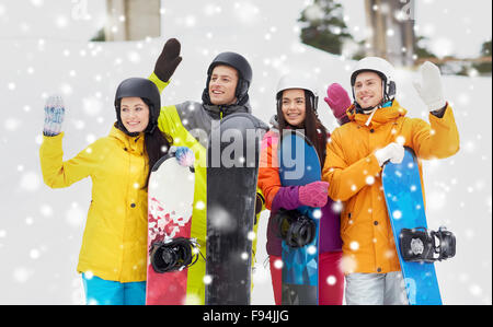 Happy friends dans casques avec snowboards Banque D'Images