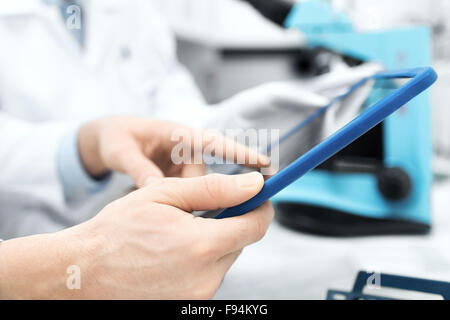 Close up de scientifiques les mains avec tablet pc in lab Banque D'Images