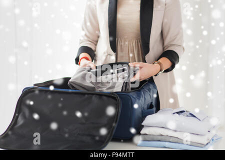 Femme vêtements homme formelle d'emballage dans un sac de voyage Banque D'Images