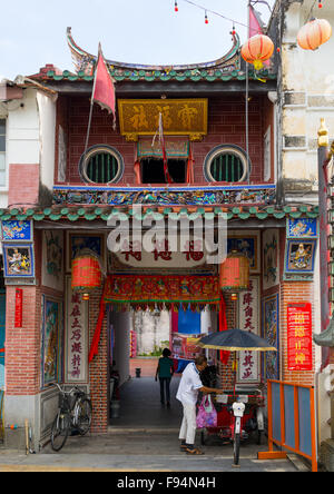 Rickshaw devant un vieux temple chinois, l'île de Penang, George Town, Malaisie Banque D'Images