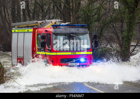 Un moteur en feu dans les eaux d'inondation sur la route à Ambleside, Coniston Rothay bridge dans le district du lac le samedi 5 D Banque D'Images