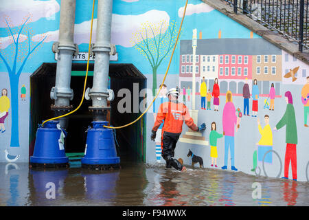 Le personnel de l'Agence de l'environnement impliqués dans le pompage de l'eau de l'inondation de Hardwicke Circus à Carlisle, Cumbria, le mardi 8 décembre 2015, après une pluie torrentielle de storm Desmond. La tempête a établi un nouveau record britannique pour rainfsll totaux dans une journée avec 341.4mm en 24 heures. Banque D'Images