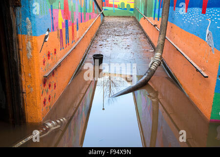 Le pompage de l'eau de l'inondation de Hardwicke Circus à Carlisle, Cumbria, le mardi 8 décembre 2015, après une pluie torrentielle de storm Desmond. La tempête a établi un nouveau record britannique pour le total des précipitations dans une journée avec 341.4mm en 24 heures. Banque D'Images