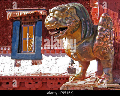 Dragon sur le mur du Palais du Potala Banque D'Images