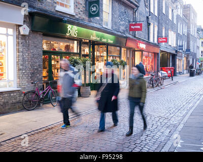 Balades dans la région de Green Street Shopping Canbridge UK en hiver. En passant devant Bill's restaurant Banque D'Images