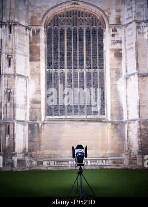 Chapelle du Kings College de Cambridge partie bâtiment de l'Université de Cambridge allumé à la tombée de la nuit avec une grande vedette Banque D'Images