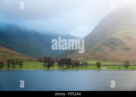 Un petit abri à bateau de bâtiments ou d'arbres sur la rive de Buttermere, Lake District, Cumbria UK à couvert l'hiver terne Banque D'Images