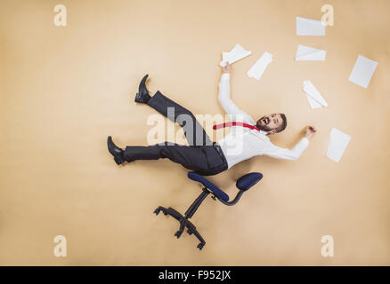 Handsome manager a un accident. Funny pose en studio. Banque D'Images