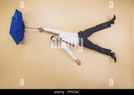 Handsome manager a un accident. Funny pose en studio. Banque D'Images