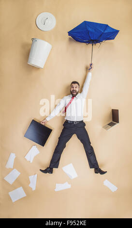 Handsome manager a un accident. Funny pose en studio. Banque D'Images