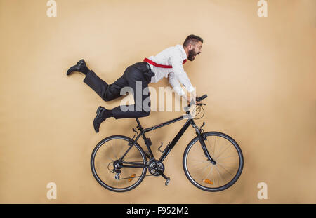 Handsome manager a un accident. Funny pose en studio. Banque D'Images