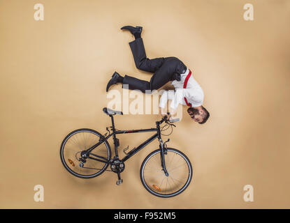 Handsome manager a un accident. Funny pose en studio. Banque D'Images