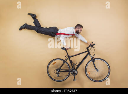 Handsome manager a un accident. Funny pose en studio. Banque D'Images