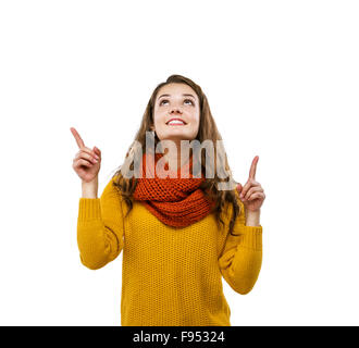 Portrait de belle fille de vêtements d'automne vers le haut, isolé sur fond blanc Banque D'Images