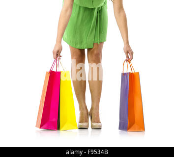 Détail d'une belle jeune femme de jambes avec les sacs, isolé sur fond blanc Banque D'Images