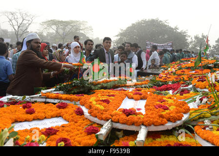 Dhaka, Bangladesh. 14 Décembre, 2015. Peuple bangladais rendre hommage avec des fleurs en face de l'intellectuel à Rayerbazar Memorial martyrisés à Dhaka, Bangladesh, le 14 décembre 2015. Le Bangladesh a observé des intellectuels jour martyrisés en commémoration de la martyre des membres de l'intelligentsia qui ont été assassinés à fag fin de la guerre de libération du Bangladesh. Les victimes de ce génocide sont pour la plupart des universitaires éminents, litterateurs, médecins, ingénieurs, journalistes et autres personnalités. © Shariful Islam/Xinhua/Alamy Live News Banque D'Images