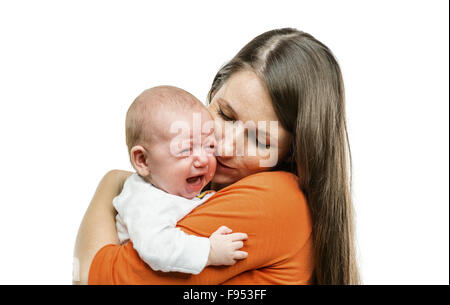 Enfant pleurant avec mère isolé sur fond blanc en studio Banque D'Images