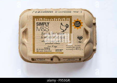 Boîte d'oeufs fermé - il vous suffit de M&S British free range 6 taille mixte des oeufs recueillis & paniers rapidement pour la fraîcheur garantie isolé sur fond blanc Banque D'Images