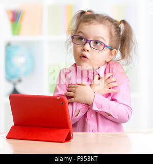 Peur gamin avec tablette PC en spectacles Banque D'Images
