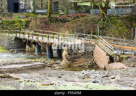 Pont bas End Farm à St Johns, dans la vallée, près de Keswick, Lake District, UK, avec leur accès pont détruit par les inondations de Storm Desmond. Banque D'Images