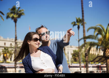 Happy tourist couple jouit de locations à Barcelone, Espagne. Banque D'Images