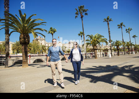 Happy tourist couple jouit de locations à Barcelone, Espagne. Banque D'Images