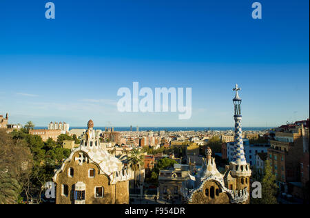 Vue depuis le Parc Güell conçu par Antoni Gaudi, Barcelone, Espagne. Banque D'Images