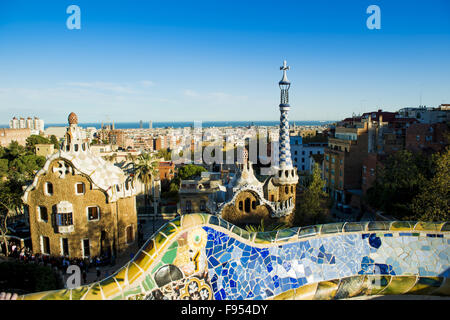 Vue depuis le Parc Güell conçu par Antoni Gaudi, Barcelone, Espagne. Banque D'Images