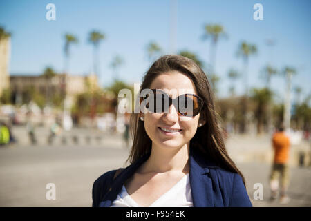 Jeune femme est touristique bénéficiant locations à Barcelone, Espagne. Banque D'Images