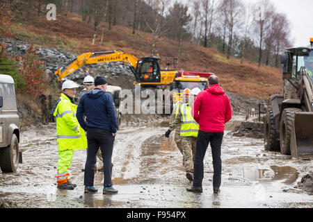 Storm Desmond a créé les pires inondations du Lake District n'a jamais vu, qui font des ravages sur les routes. L'A591, la route principale traversant le district du lac a été fermée après des parties de celui-ci ont été emportées et d'autres parties ont été laissés sous des montagnes de débris échoués sur thew road Des pistes de Helvellyn. L'armée a été appelée pour aider à dégager la route, bien qu'il est susceptible de rester fermée pendant des semaines ou des mois, tandis que la partie qui a été lavé est réparé. Photo prise le dimanche 13 décembre 2015. Banque D'Images