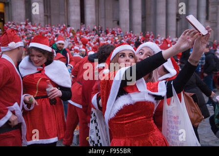 Selfie UK. Santa's faire un Selfie avec un smartphone SantaCon rendez-vous devant la cathédrale St Pauls Londres Angleterre HOMER SYKES Banque D'Images