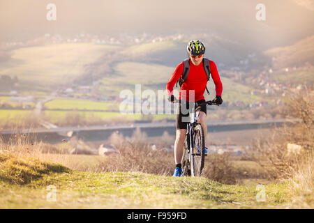 Man riding cycliste vtt sur piste en plein air dans la nature Banque D'Images