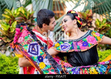 Jeune homme et femme danser dans leurs costumes traditionnels. Puerto Vallarta, Jalisco, Mexique. Les danseurs folkloriques de Xiutla - une Mex Banque D'Images