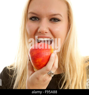 Mode de vie sain : portrait of young blonde woman eating apple délicieux sur fond blanc Banque D'Images