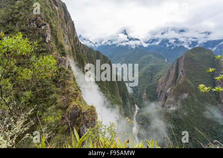 Chemin et étapes jusqu'Huayna Picchu et vue panoramique sur la vallée de la rivière Urubamba dans la brume matinale et de nuages, le Machu Picchu et l'Inca, Pérou Banque D'Images