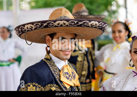 Close up portrait masculin. Puerto Vallarta, Jalisco, Mexique. Danseurs Xiutla - un groupe de danse folklorique traditionnel mexicain à cos Banque D'Images