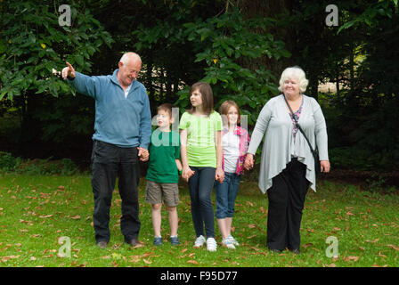 Les grands-parents sur une journée avec trois enfants à Pitmedden Garden dans l'Aberdeenshire, en Écosse. Banque D'Images