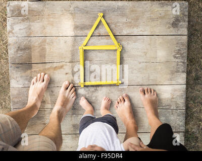 House concept avec compteur jaune sur plancher en bois Banque D'Images