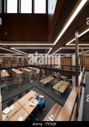 Bibliothèque de recherche Barker, Palace Green Library, l'Université de Durham. Vue de l'intérieur de la bibliothèque et de la bibliothèque utilisateur assis à table. Design contemporain. Les puits de lumière. Banque D'Images