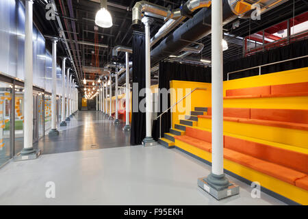 Remise du moteur est une collaboration entre Bristol City Council, l'Université de Bristol et l'ouest de l'Angleterre Partenariat Entreprise locale au cœur de Temple Trimestre Entreprises Zone. Vue d'un couloir dans le moteur. Coin salon de style pour les gradins. L'architecture contemporaine et design. Banque D'Images