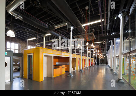 Remise du moteur est une collaboration entre Bristol City Council, l'Université de Bristol et l'ouest de l'Angleterre Partenariat Entreprise locale au cœur de Temple Trimestre Entreprises Zone. Vue d'un couloir dans le moteur. Bordée de stands ou d'un coin salon. L'architecture contemporaine et design. Plafond. Banque D'Images