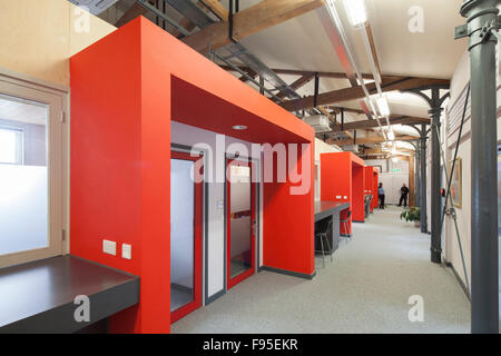 Remise du moteur est une collaboration entre Bristol City Council, l'Université de Bristol et l'ouest de l'Angleterre Partenariat Entreprise locale au cœur de Temple Trimestre Entreprises Zone. Vue d'un couloir dans le moteur. L'architecture contemporaine et design. Des tables et chaises. Banque D'Images