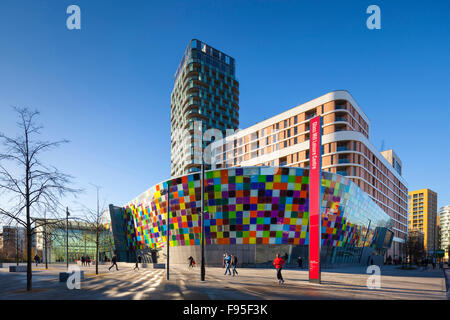 L'usine de verre centre de loisirs est situé sur le plus trois étages d'un immeuble de 27 étages à Lewisham. Vue extérieure de l'immeuble avec façade carrelée multi-couleur. Zone piétonne. Banque D'Images