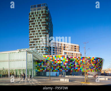 L'usine de verre centre de loisirs est situé sur le plus trois étages d'un immeuble de 27 étages à Lewisham. Vue extérieure de l'immeuble avec façade carrelée multi-couleur. Zone piétonne. Banque D'Images