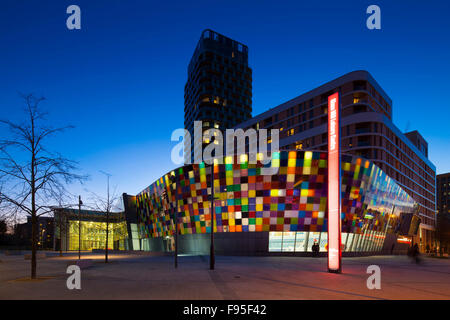 L'usine de verre centre de loisirs est situé sur le plus trois étages d'un immeuble de 27 étages à Lewisham. Vue sur le centre de loisirs de nuit. Carreaux de verre colorés couvrant une partie de son extérieur. Banque D'Images