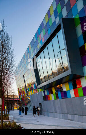 L'usine de verre centre de loisirs est situé sur le plus trois étages d'un immeuble de 27 étages à Lewisham. Fermer vue de l'extérieur d'un grand châssis de fenêtre et carreaux de verre colorés sur le mur de la base de loisirs. Banque D'Images