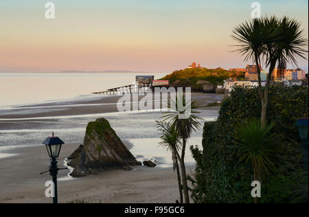 Soir d'été vue sur le port de Tenby et station de sauvetage de la RNLI à marée basse. Pembrokeshire, Pays de Galles de l'ouest. UK Banque D'Images